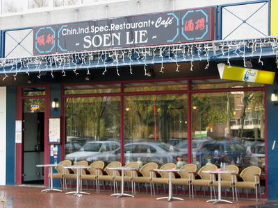 820865 Gezicht op de onderpui van Chinees-Indisch Specialiteitenrestaurant Soen Lie (Zamenhofdreef 101) te Utrecht.